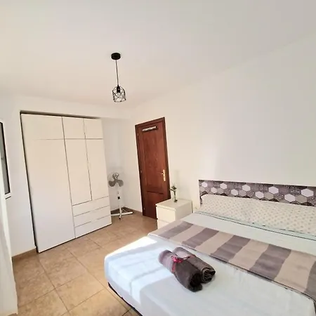 Spacious Independent Next The Airport - Sea Апартаменты