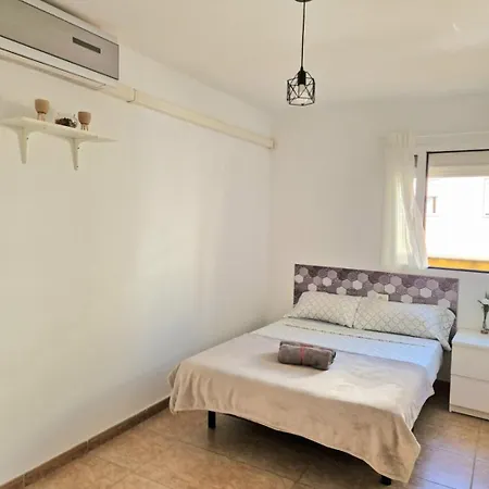 Апартаменты Spacious Independent Next The Airport - Sea *