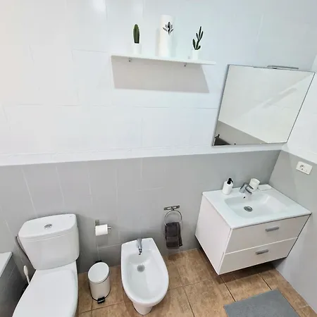 Spacious Independent Next The Airport - Sea Апартаменты