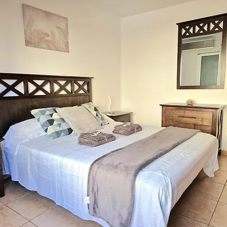 Spacious Independent Next The Airport - Sea Апартаменты