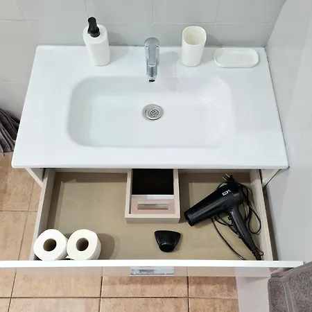 Spacious Independent Next The Airport - Sea *