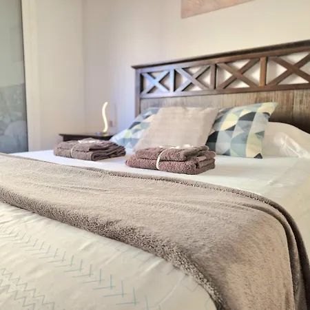 Апартаменты Spacious Independent Next The Airport - Sea